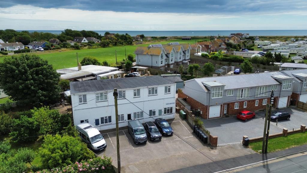 Lot: 149 - BLOCK OF APARTMENTS FOR INVESTMENT - Aerial Photo